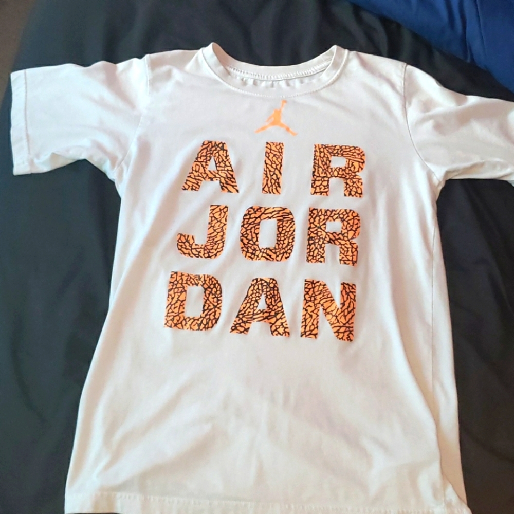 Casual white air jordan tee.